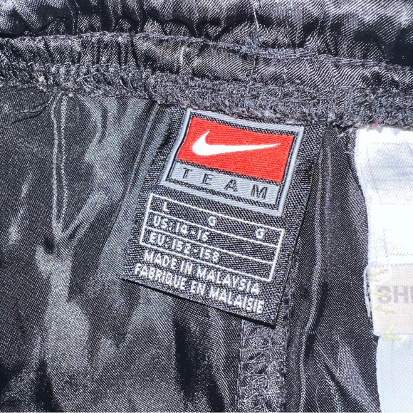 Vintage Nike black & white striped silky shorts - Picture 3 of 3